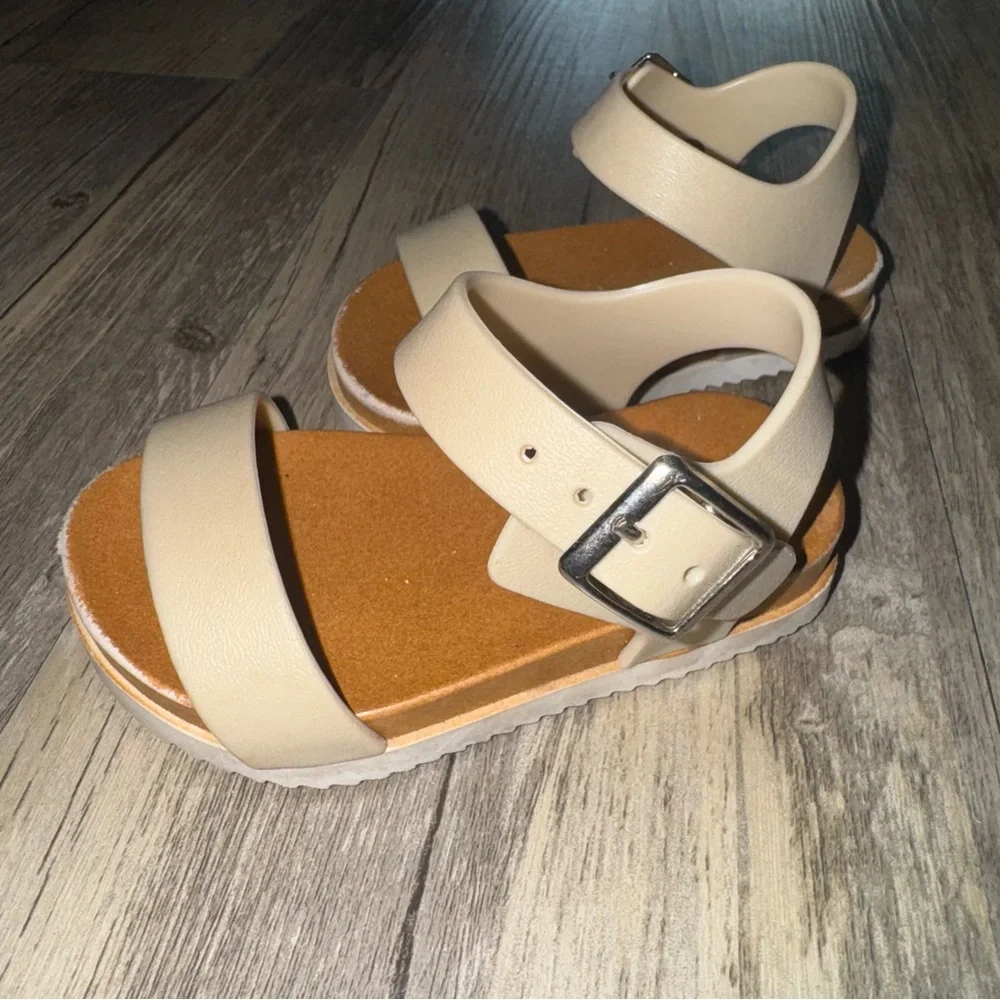 ☀️6/$20☀️ Kids Beige Buckle Sandals